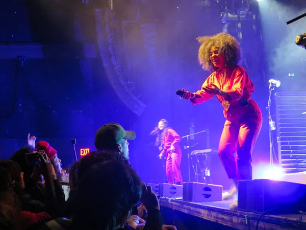 ニューヨークのブルックリン スチールで開催されたコンサートで イビア カインド ディアスとナオミ ディアス — ストック写真
