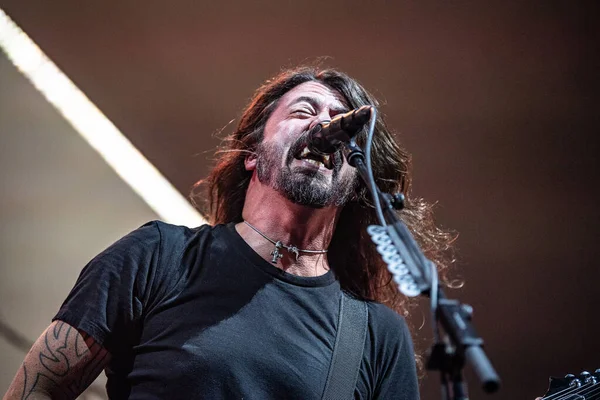 Foo Fighters New York 'ta konser veriyor.