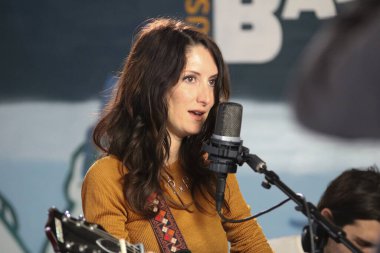 Maria Taylor Brooklyn 'de bir seans çekiyor.