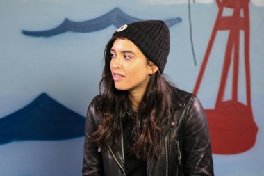 Jess Kent Brooklyn 'de bir röportajı filme alıyor.