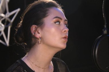 Jasmine Thompson New York 'ta bir seans çekiyor.