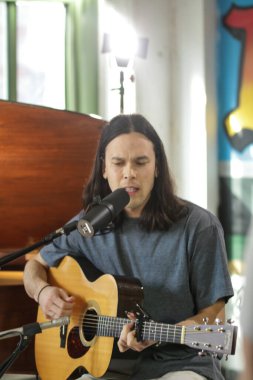 Justin Nouzuka Brooklyn 'de film çekiyor.