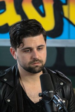 Mako Brooklyn 'de bir seans çekiyor.