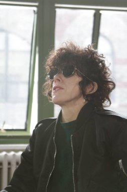 LP - Laura Pergolizzi Brooklyn, New York 'ta bir seans çekiyor