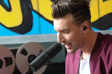 Max Frost Brooklyn 'de bir seans çekiyor.