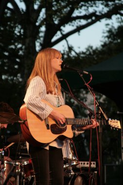 New York Rumsey Playfield konserinde Lucy Rose