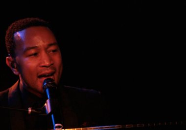 John Legend, New York 'taki McKittrick Oteli' nde samimi bir konser veriyor.