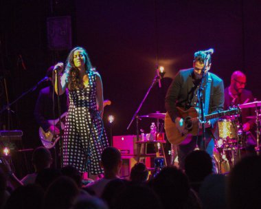 Johnnyswim - Abner Ramierez ve Amanda Sudano Bowery Balo Salonu 'nda bir tatil konseri çektiler