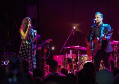 Johnnyswim - Abner Ramierez ve Amanda Sudano Bowery Balo Salonu 'nda bir tatil konseri çektiler