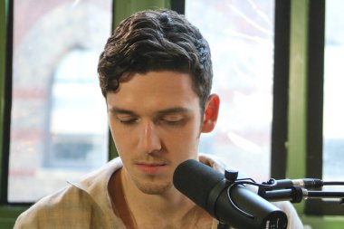 Lauv Brooklyn 'de bir seans çekiyor.