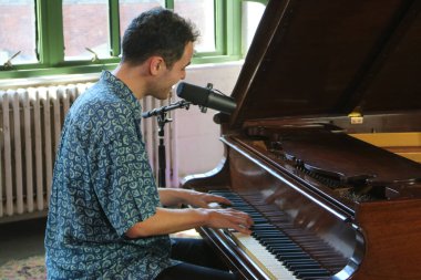 Jordan Rakei Brooklyn 'de bir seans çekiyor.