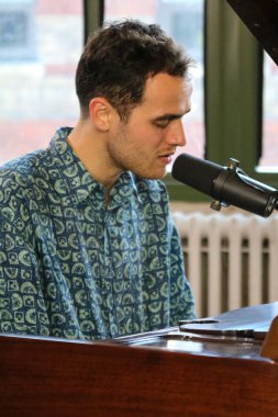 Jordan Rakei Brooklyn 'de bir seans çekiyor.