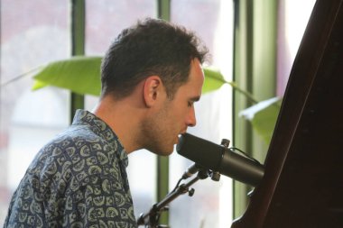 Jordan Rakei Brooklyn 'de bir seans çekiyor.