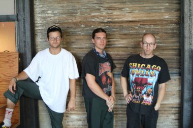 LANY, New York 'taki Urban Outfitters' da bir kayıt oturumu gerçekleştirdi