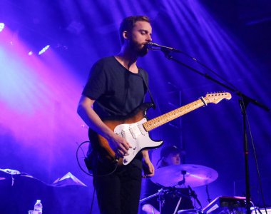 Brooklyn 'deki Brooklyn Çelik' te konserde Jaymes Young