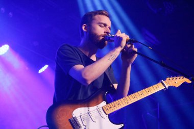 Brooklyn 'deki Brooklyn Çelik' te konserde Jaymes Young
