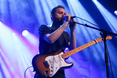 Brooklyn 'deki Brooklyn Çelik' te konserde Jaymes Young