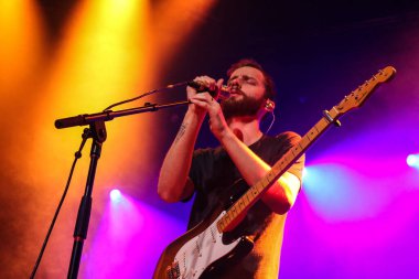 Brooklyn 'deki Brooklyn Çelik' te konserde Jaymes Young