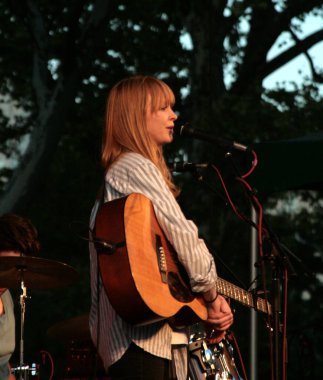 New York Rumsey Playfield konserinde Lucy Rose