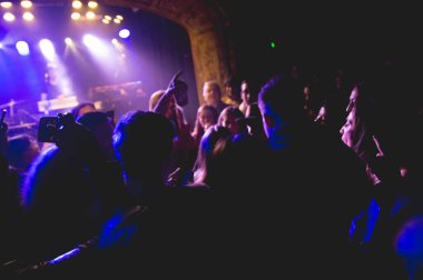 Maggie Rogers Londra 'daki Omeara' da konser veriyor.