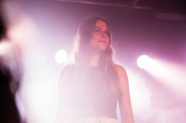 Maggie Rogers Londra 'daki Omeara' da konser veriyor.