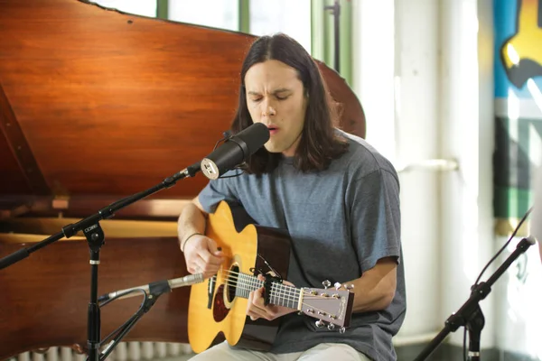 Stock image Justin Nouzuka films a session in Brooklyn