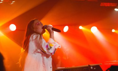 Maggie Rogers Londra 'daki Omeara' da konser veriyor.