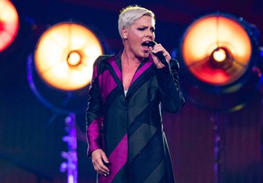 Florida 'daki BB & T Center' da konserde pembe