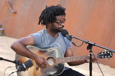 R.Lum.R Brooklyn 'de bir seans çekiyor.