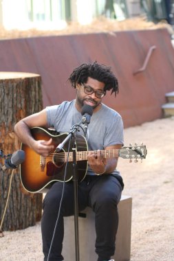 R.Lum.R Brooklyn 'de bir seans çekiyor.