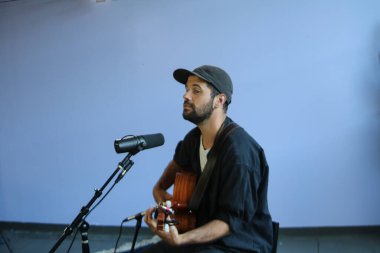 Nick Mulvey Brooklyn 'de bir seans çekiyor.