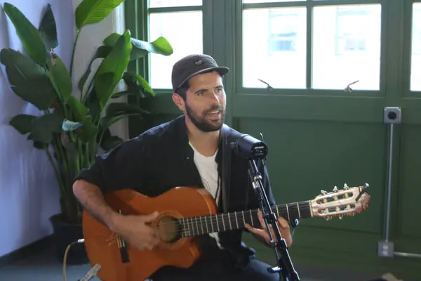 stock image Nick Mulvey films a session in Brooklyn