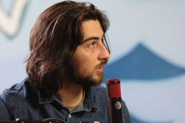 Noah Kahan Brooklyn 'de bir seans çekiyor.