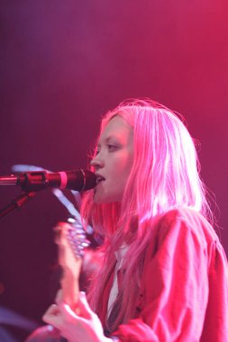 Şimdi, Bradley Hale ve Cacie Dalager Brooklyn 'deki Brooklyn Çelik' te konserdeler.