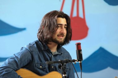 Noah Kahan Brooklyn 'de bir seans çekiyor.