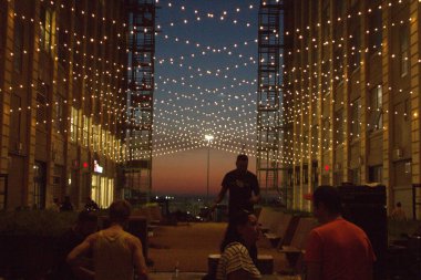 Brooklyn 'de bir avluda gün batımı