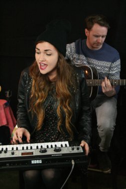 Misterwives, New York 'ta bir seans çekiyor.