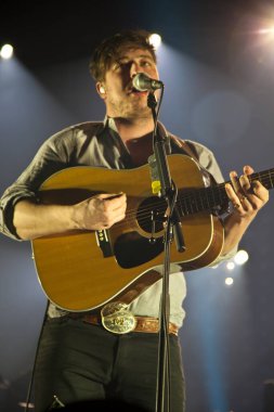 Mumford ve Oğulları Brooklyn 'deki Barclays Center' da konserde