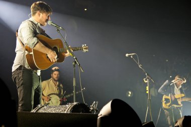 Mumford ve Oğulları Brooklyn 'deki Barclays Center' da konserde