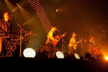 Mumford ve Oğulları Brooklyn 'deki Barclays Center' da konserde