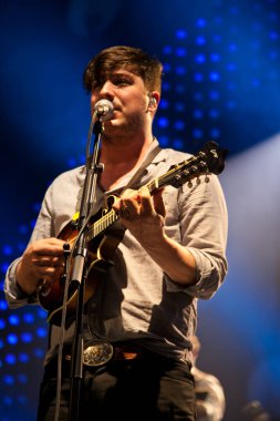 Mumford ve Oğulları Brooklyn 'deki Barclays Center' da konserde