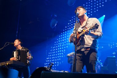Mumford ve Oğulları Brooklyn 'deki Barclays Center' da konserde
