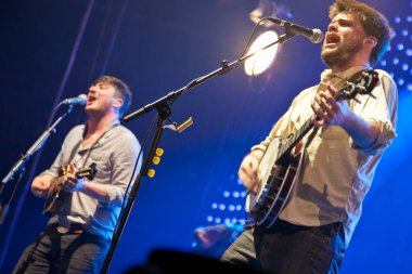 Mumford ve Oğulları Brooklyn 'deki Barclays Center' da konserde