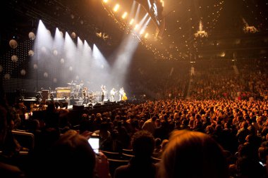 Mumford ve Oğulları Brooklyn 'deki Barclays Center' da konserde