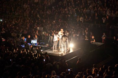 Mumford ve Oğulları Brooklyn 'deki Barclays Center' da konserde