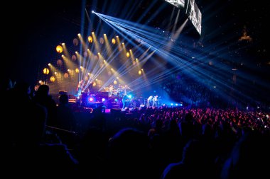 Mumford ve Oğulları Brooklyn 'deki Barclays Center' da konserde