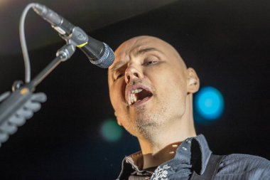 New York 'taki Webster Hall' dan canlı yayın.