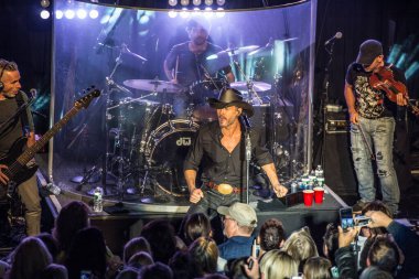 Tim McGraw, New York 'taki Edison Balo Salonu' nda konser veriyor.