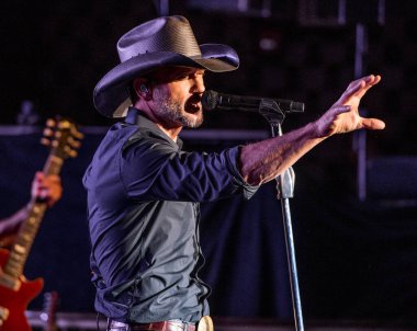 Tim McGraw, New York 'taki Edison Balo Salonu' nda konser veriyor.