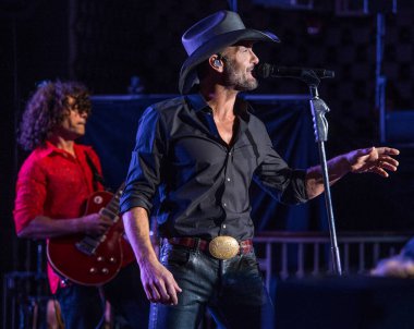 Tim McGraw, New York 'taki Edison Balo Salonu' nda konser veriyor.